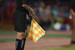 Rozhodčí se na hřišti sotva držel na nohou. Podle zápisu si údajně poranil kotník - Sport.cz